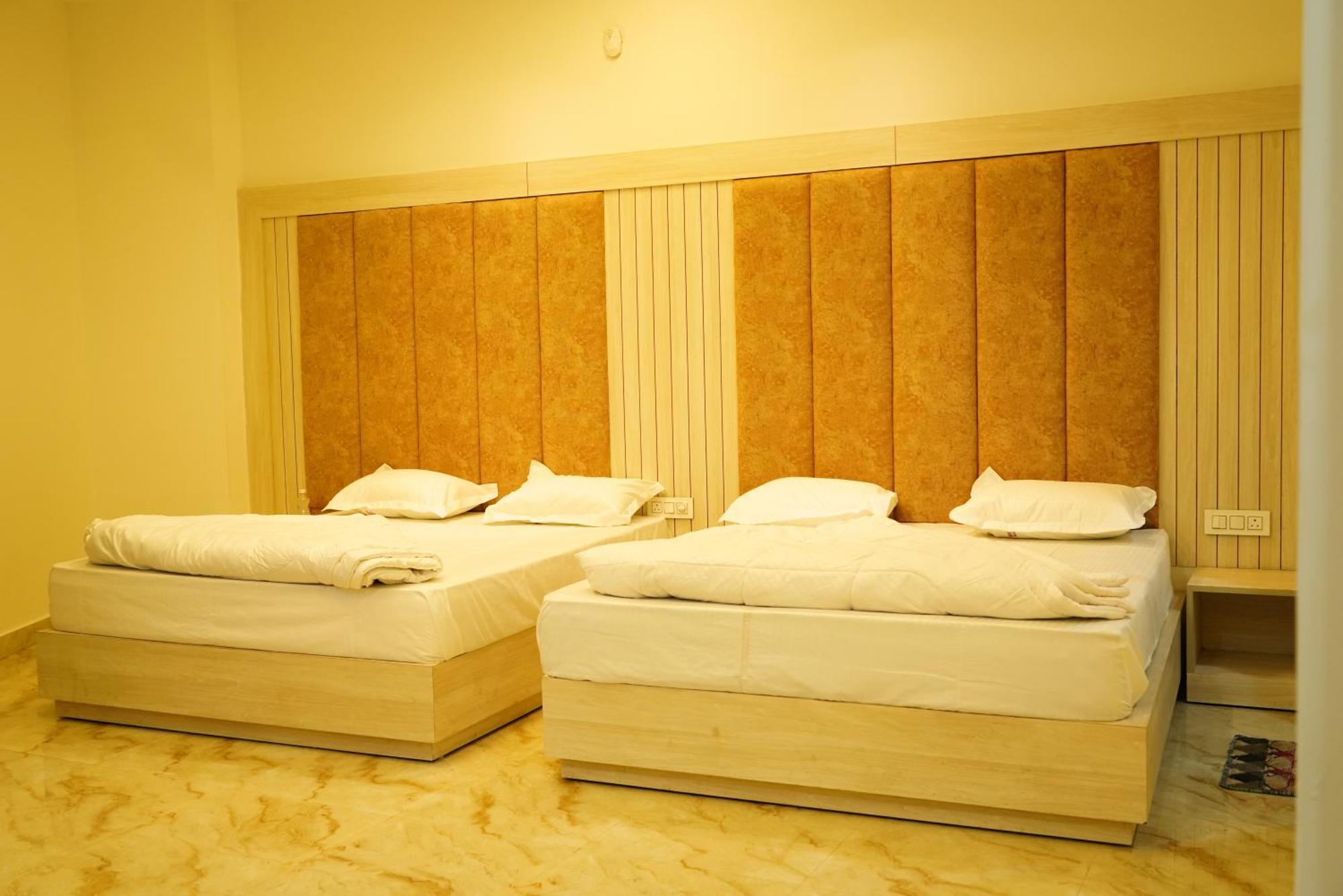 Ashoka's Bar And Banquet Hall Hotel 2*