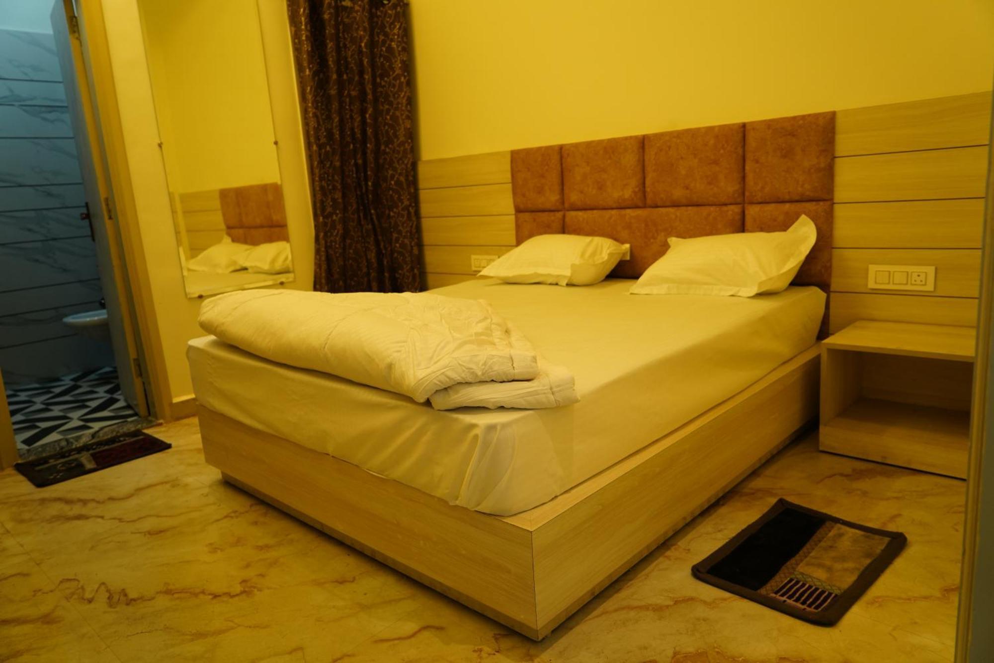 Ashoka's Bar And Banquet Hall Hotel 2*